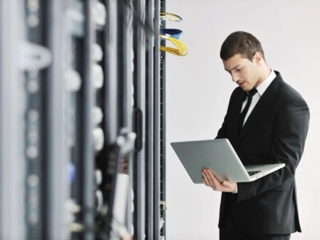 Fornecimento de infraestrutura física e equipamentos de alto desempenho para suporte a operações críticas de TI.