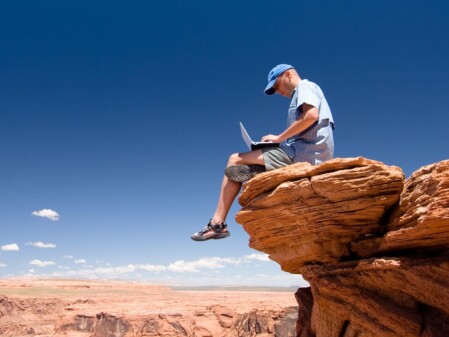 Entrega de desktops virtuais e aplicações corporativas seguras para trabalho remoto com tecnologia VDI.